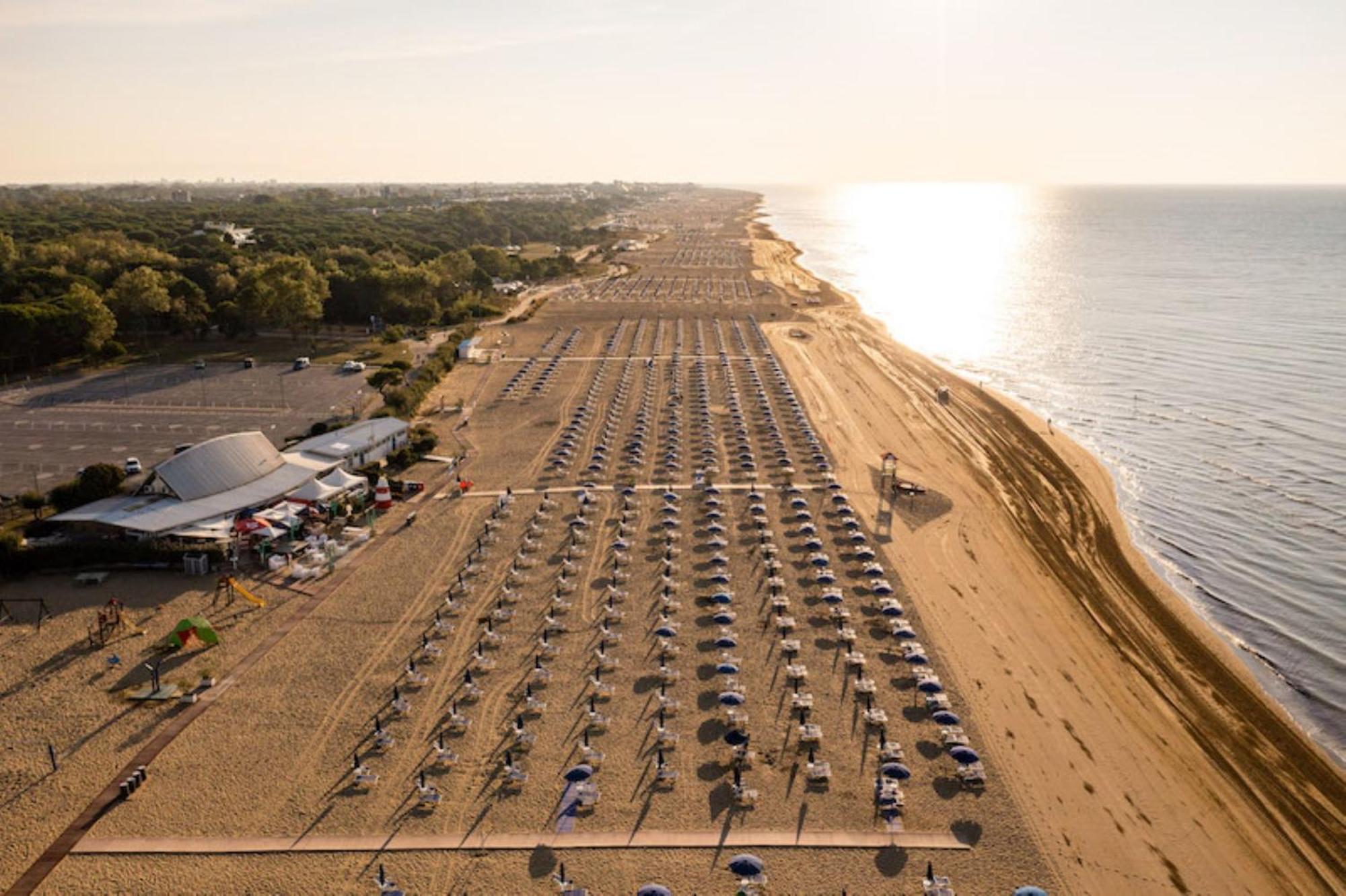 Nice Apartment With Terrace Next To The Sea Bibione Bagian luar foto